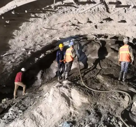 竹山隧道拱顶带模注浆料，微膨胀注浆料的特点及施工工艺